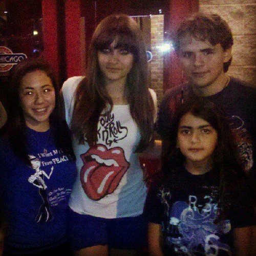  Paris Jackson, Prince Jackson and Blanket Jackson with a 粉丝 in Gary, Indiana August 2012 ♥♥