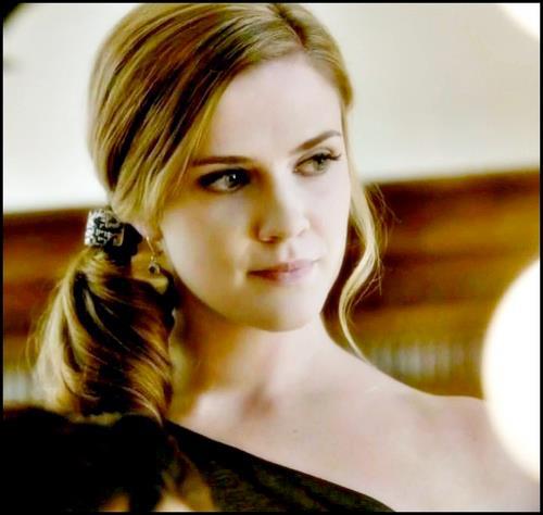 Sara Canning as Jenna Sommers