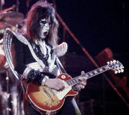Ace-Frehley-rock-guitar-legends-32102849-452-405.jpg
