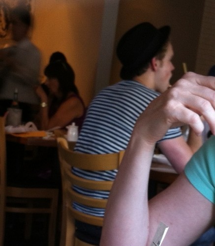  Chord spotted eating sushi with his دوستوں and brother