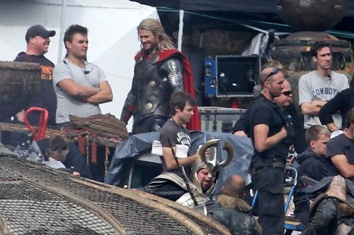  Chris Hemsworth and His Body Double on Set 'Thor: The Dark World