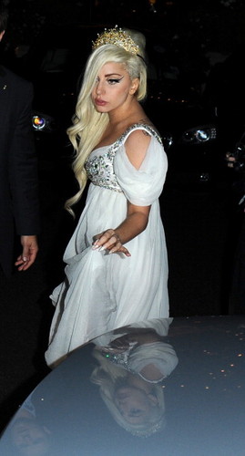  Gaga arriving to her hotel in London after the Zeigen