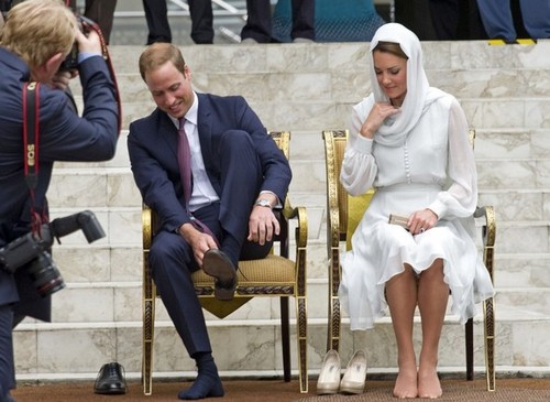  Kate and William Take Their Shoes Off