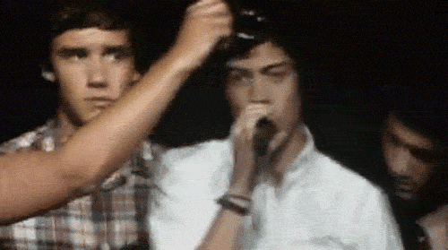  Louis putting glasses on Harry during his solo