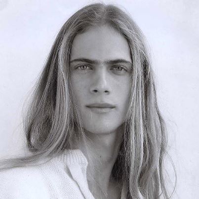 uomini con i capelli lunghi