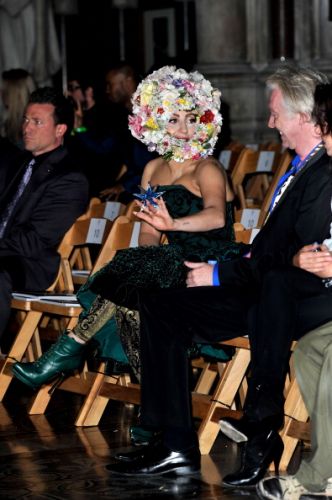  Gaga at the Phillip Tracey montrer in Londres