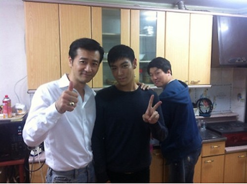  T.O.P with ‘Alumni’ actors Kwak Min Suk and Kim Min Jae 21092012