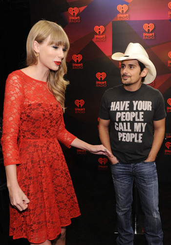  Taylor schnell, swift at the 2012 iHeartRadio Musik Festival - Tag 2 - Elvis Duran Broadcast Room