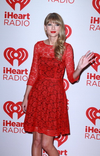  Taylor nhanh, swift at the 2012 iHeartRadio âm nhạc Festival - ngày 2 - Press Room