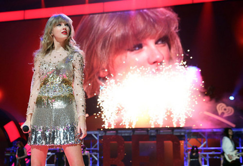  Taylor तत्पर, तेज, स्विफ्ट at the 2012 iHeartRadio संगीत Festival - दिन 2 - दिखाना