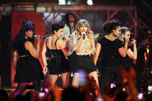  Taylor cepat, swift at the 2012 iHeartRadio musik Festival - hari 2 - tampil