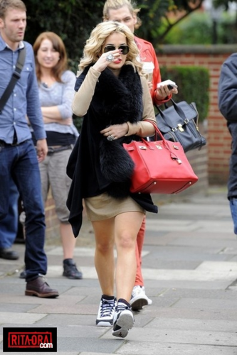  Rita Ora - Filming a promotional clip with BBC Radio 1 DJ Nick Grimshaw in Londres - August 30, 2012