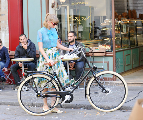  Taylor schnell, swift filming "Begin Again" Musik video in Paris, France 01102012