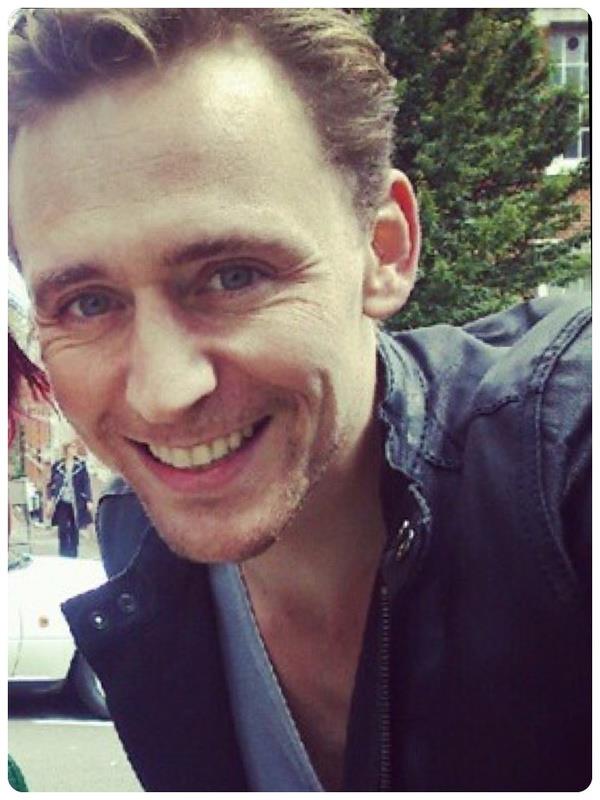 Tom-Hiddleston-tom-hiddleston-32358332-600-800.jpg