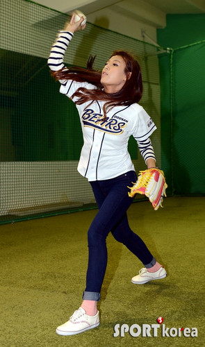  Yubin for the opening pitch for Doosan beer