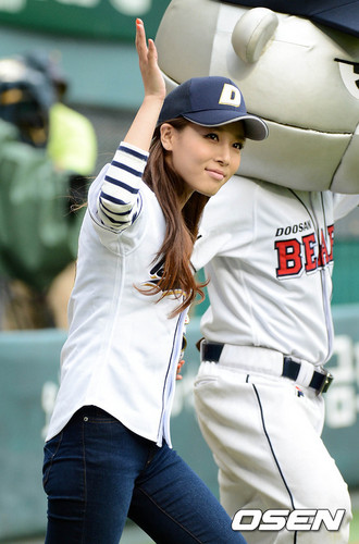  Yubin for the opening pitch for Doosan медведь