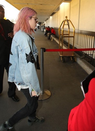  Frances kacang Cobain Departs LAX