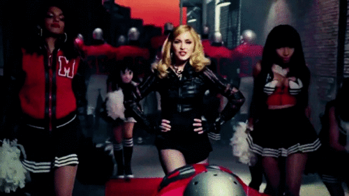  Madonna in ‘Give Me All Your Luvin'’ Musik video