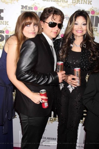  Paris Jackson, Prince Jackson and Latoya Jackson at Mr розовый Drink Launch Party ♥♥
