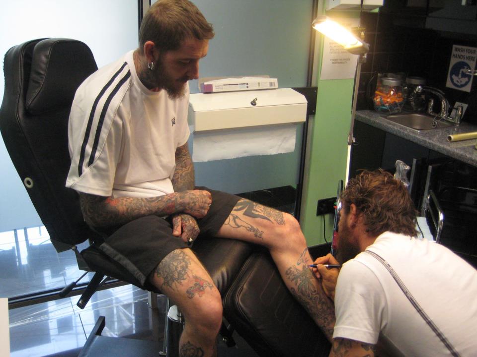 tom hardy Photo: Tom tattooing his signature on his tattooist.