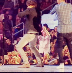 Harry dancing at the VMAs 
