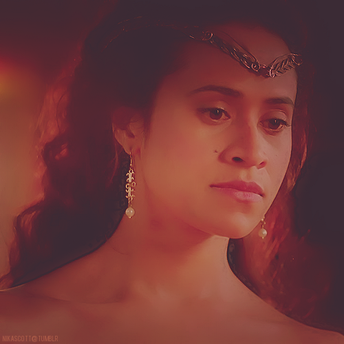  Angel Coulby aka Queen Guinevere (2)