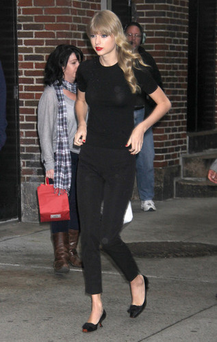  Taylor on her way to the David lettermen show, 13 oct 2012