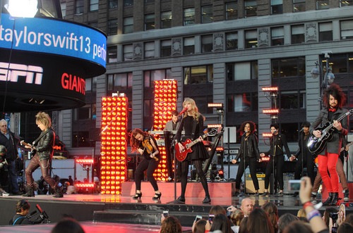 Taylor performing on Good Morning America, 23 oct 2012