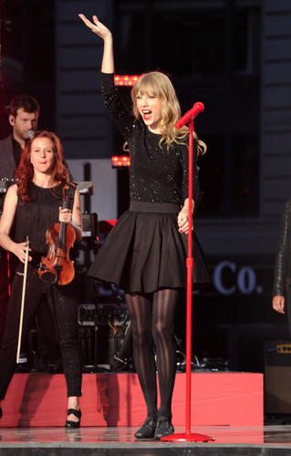  Taylor performing on Good Morning America, 23 oct 2012