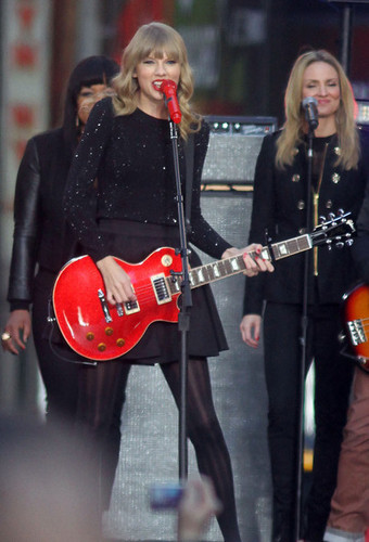 Taylor performing on Good morning america, 23 oct 2012