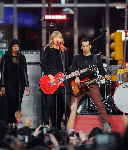 Taylor performing on Good morning america, 23 oct 2012