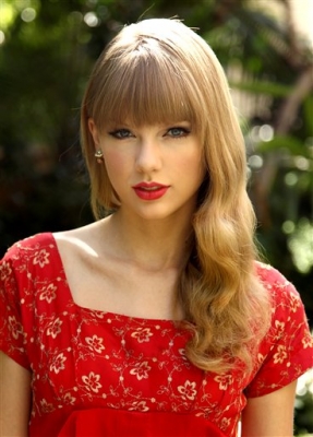 Taylor Swifts  Song on Taylor Swift New Photoshoot  18 October 2012   Taylor Swift Photo