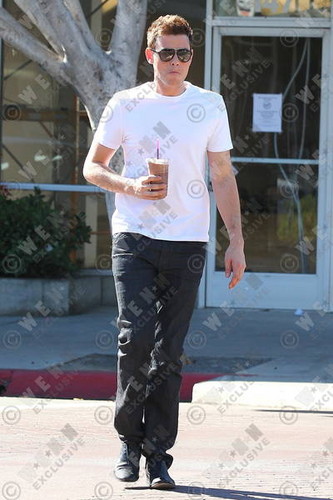  Cory Monteith Exits The Coffee Beans And 茶 Leaf Cafe In Los Angeles - November 5, 2012