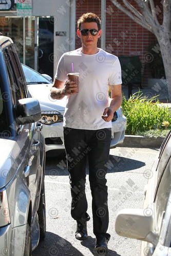  Cory Monteith Exits The Coffee Beans And お茶, 紅茶 Leaf Cafe In Los Angeles - November 5, 2012