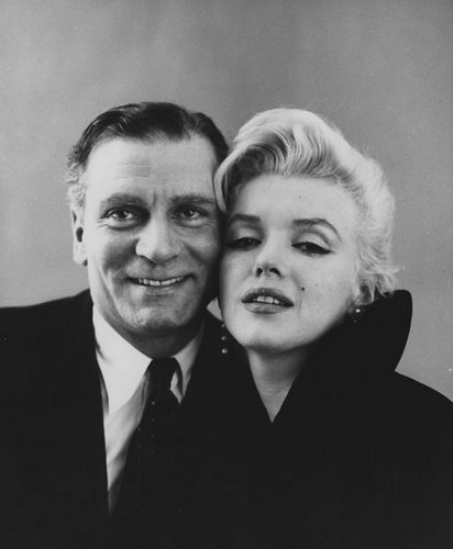  Marilyn Monroe and Laurence Olivier in a promotional foto