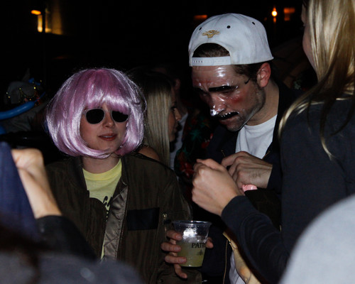  Rob & Kristen at a हैलोवीन party [Oct 31]