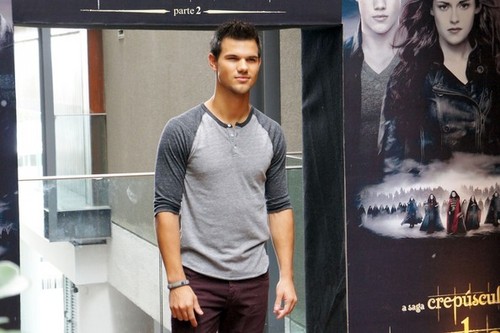 Taylor Lautner Promotes Breaking Dawn Part 2 In Brazil