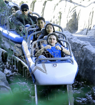 Jackson Family + Niki Berger + Madina at Disneyland November 2012