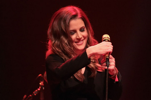 Lisa performing (2012)