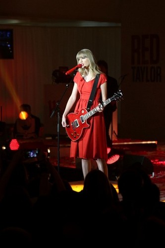  Taylor rápido, swift performs at Westfield shopping centre, natal lights