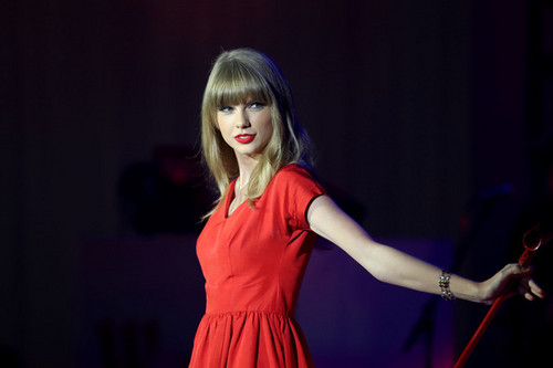  Taylor rápido, swift performs at Westfield shopping centre, natal lights
