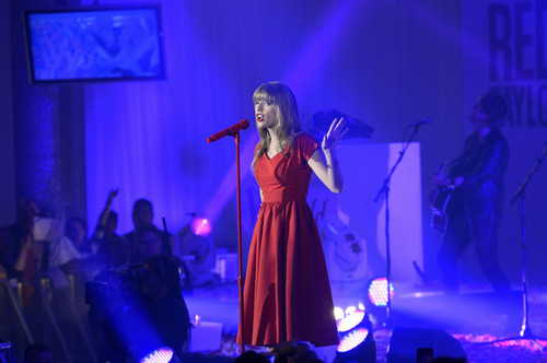  Taylor snel, swift performs at Westfield shopping centre, Christmas lights