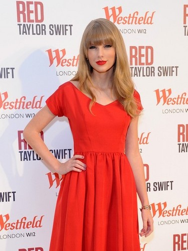  Taylor rapide, swift performs at Westfield shopping centre, Christmas lights