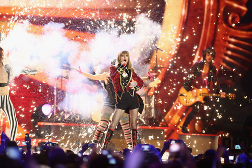  Taylor 迅速, スウィフト performs at the MTV EMA's, 2012