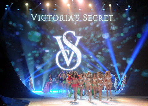  2012 Victoria's Secret Fashion Show: final runway, start-und landebahn