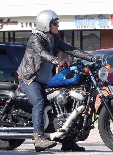  Josh rides his motorcycle through town [19.11.2012]