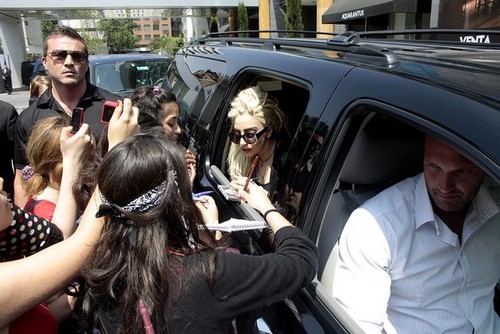  Lady Gaga says goodbye to Chile (signing autographs)