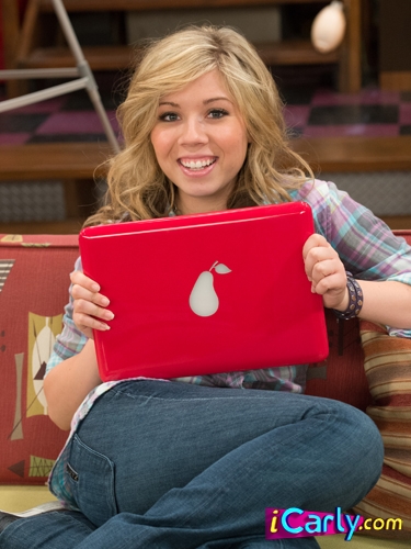  Sam with her laptop