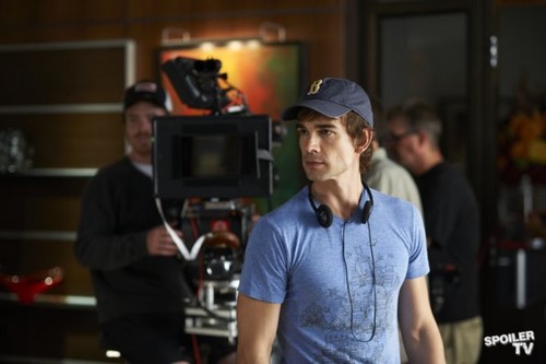  Set foto-foto - 3x13 - "Man In The Middle"