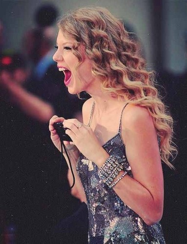 Taylor Swift :)x 